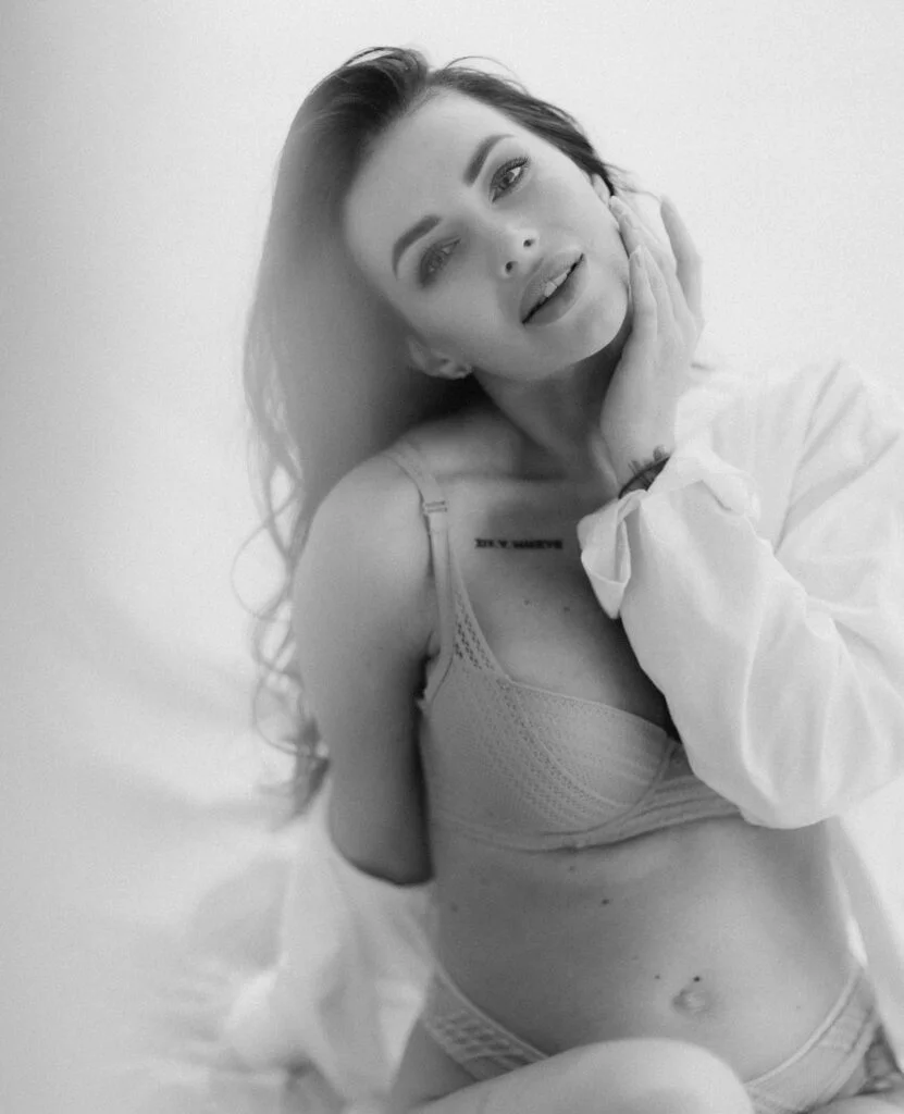 Black and white maternity portrait at a pregnancy photoshoot in Paris in soft light