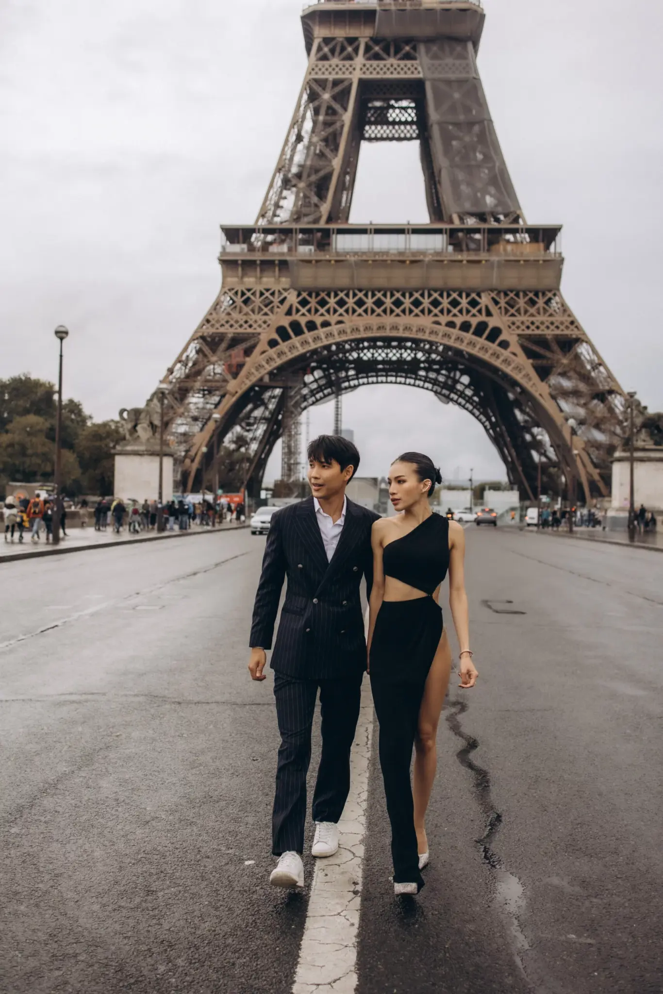 Couple photoshoot at the Eiffel Tower