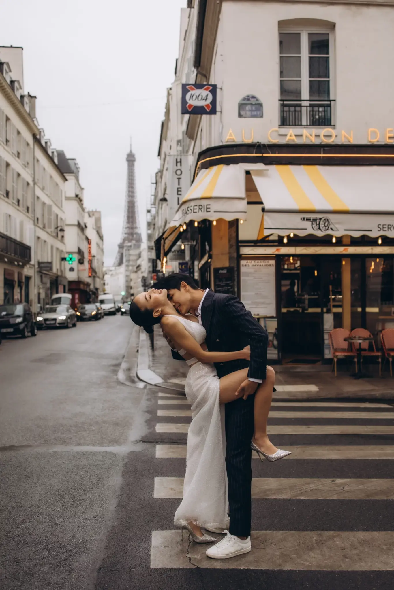 Couple photoshoot on the streets of Paris