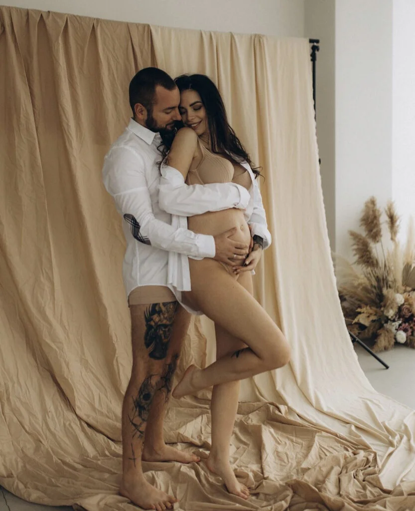 Studio maternity photographer in Paris on capturing a couple in waiting