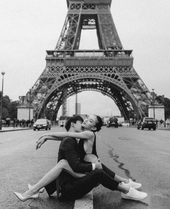 Eiffel Tower Black And White Couple Photos