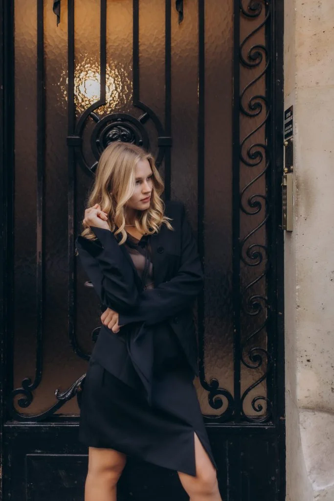 Fashion photography in Paris in a black blazer look by Julia Litvin