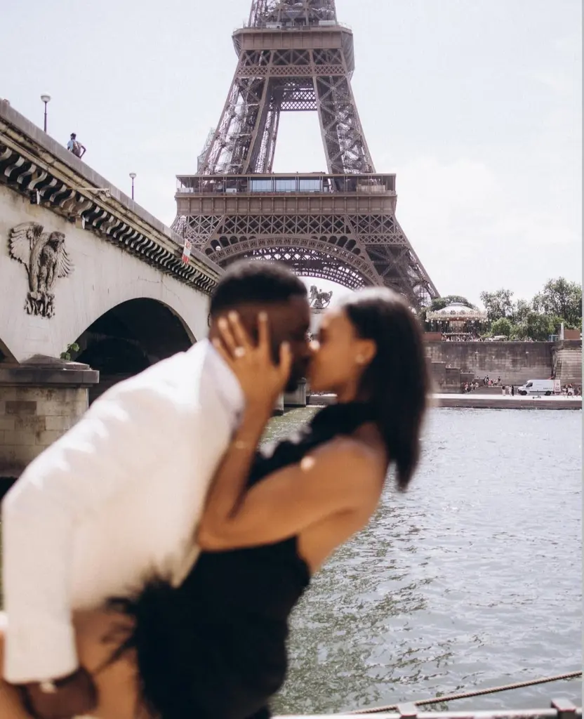 Couple kissing on the Seine riverbank in summer, photographed by couples photographer Julia Litvin in Paris