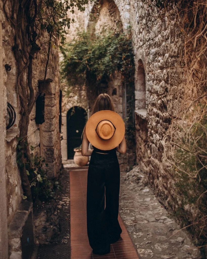 A dreamy personal photoshoot in Nice along a sun-kissed medieval alley of a French Riviera village