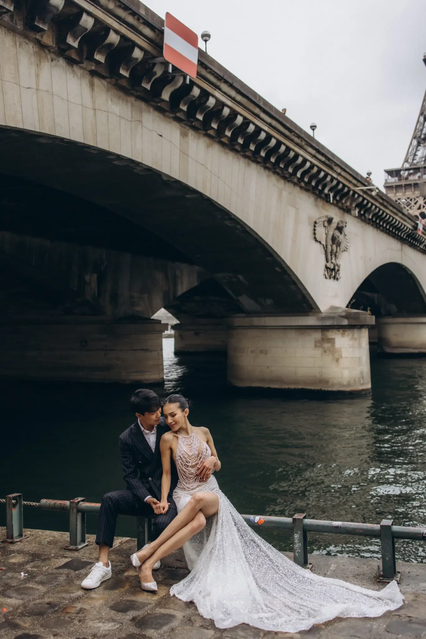 A couple in love during a Paris photoshoot