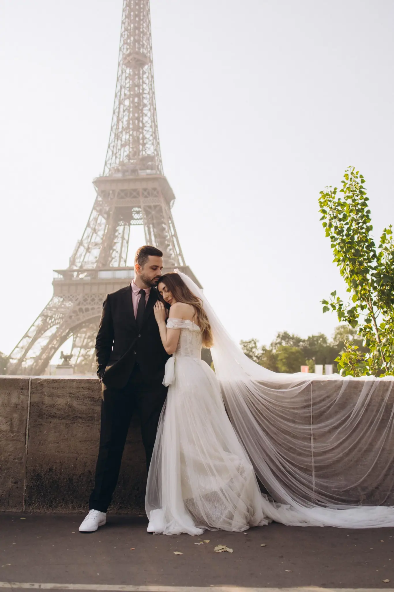Pre-wedding photoshoot by the Eiffel Tower