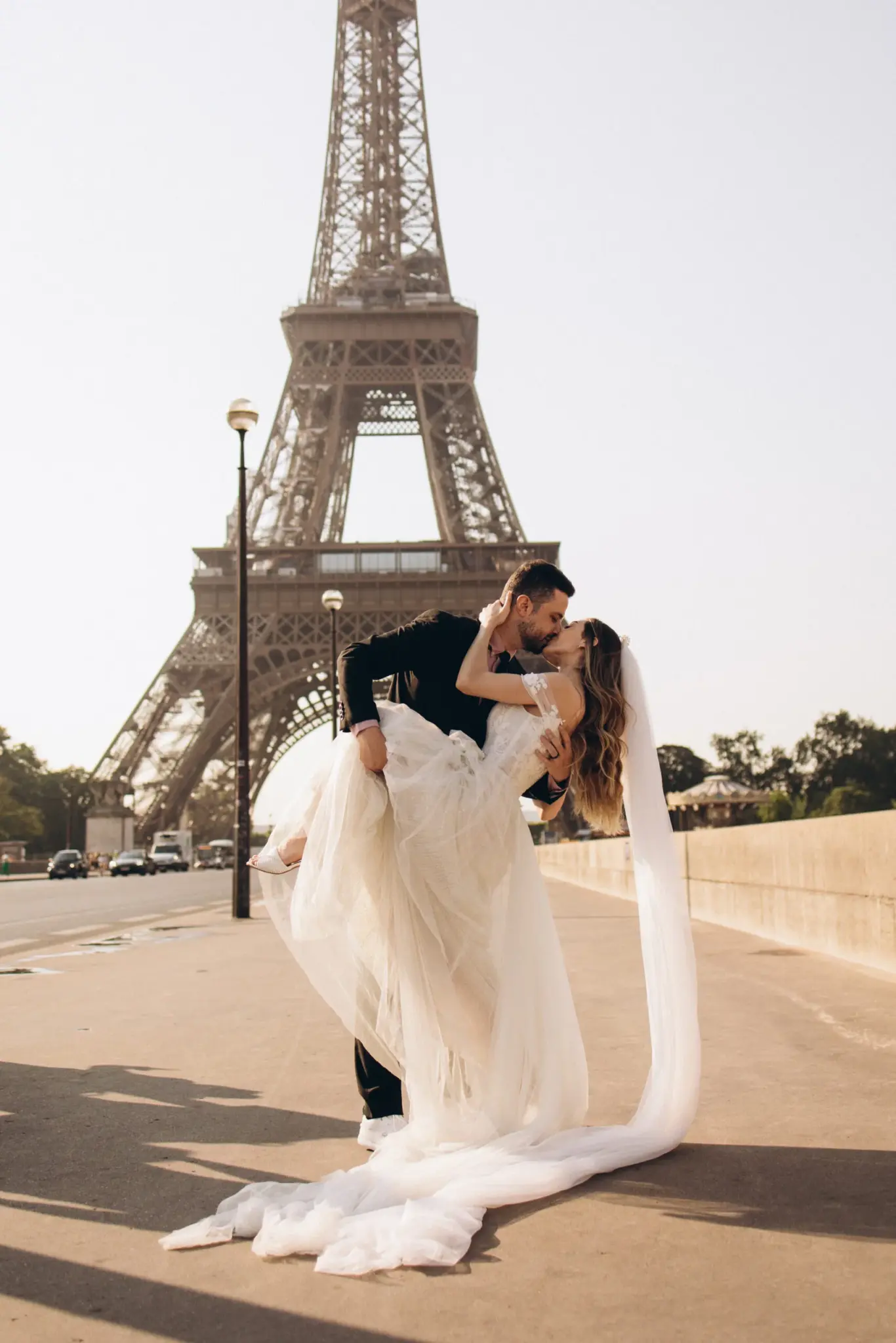Romantic pre-wedding photos in Paris