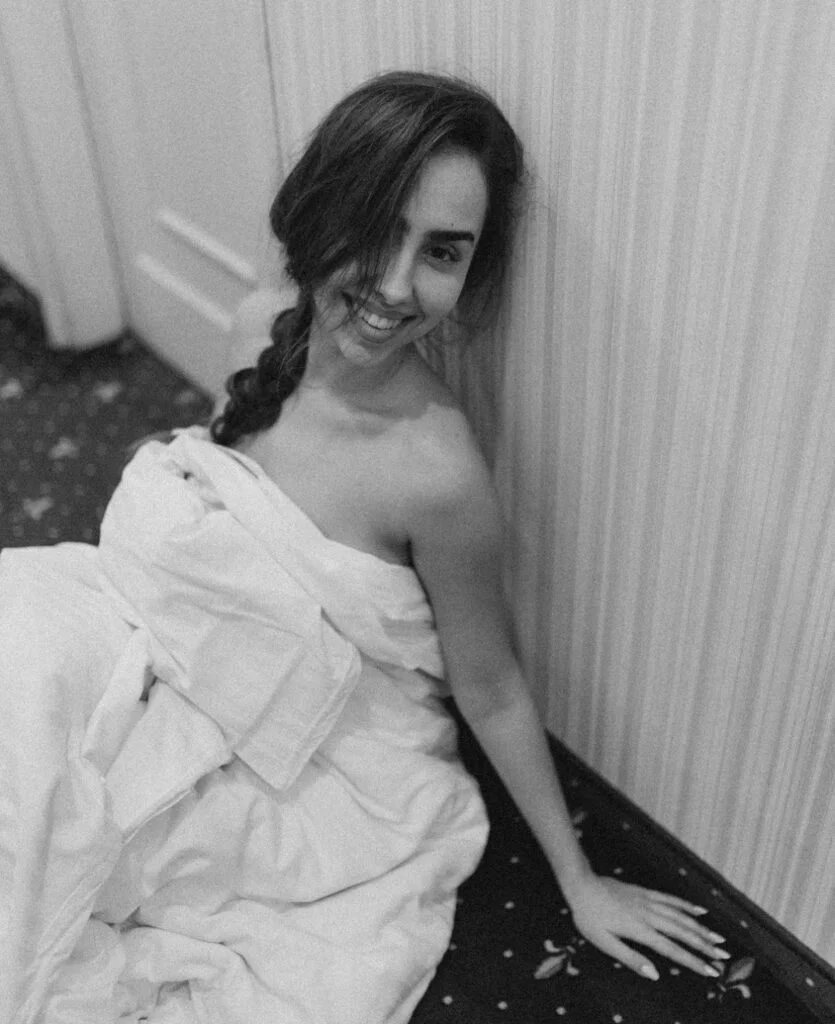 Intimate Paris boudoir photoshoot with a joyful smile by Julia Litvin