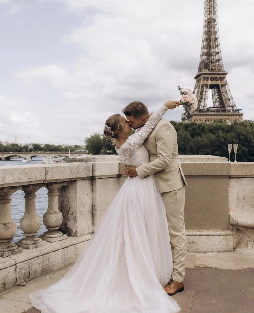 Paris wedding photos at the Eiffel Tower