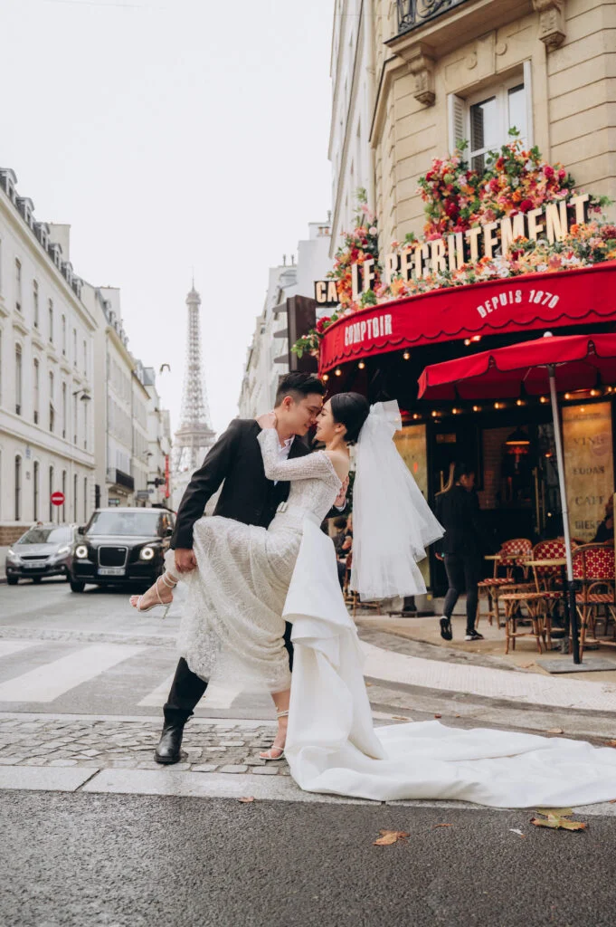 Pre-wedding photosession on the streets of Paris
