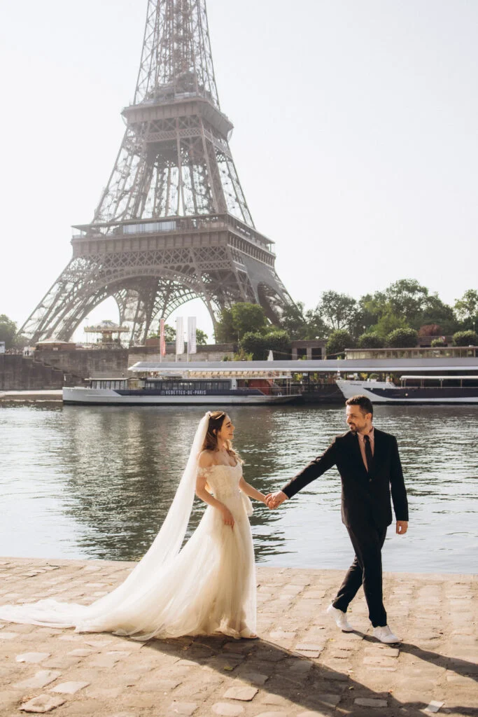 Pre-wedding photoshoot on the quai in Paris