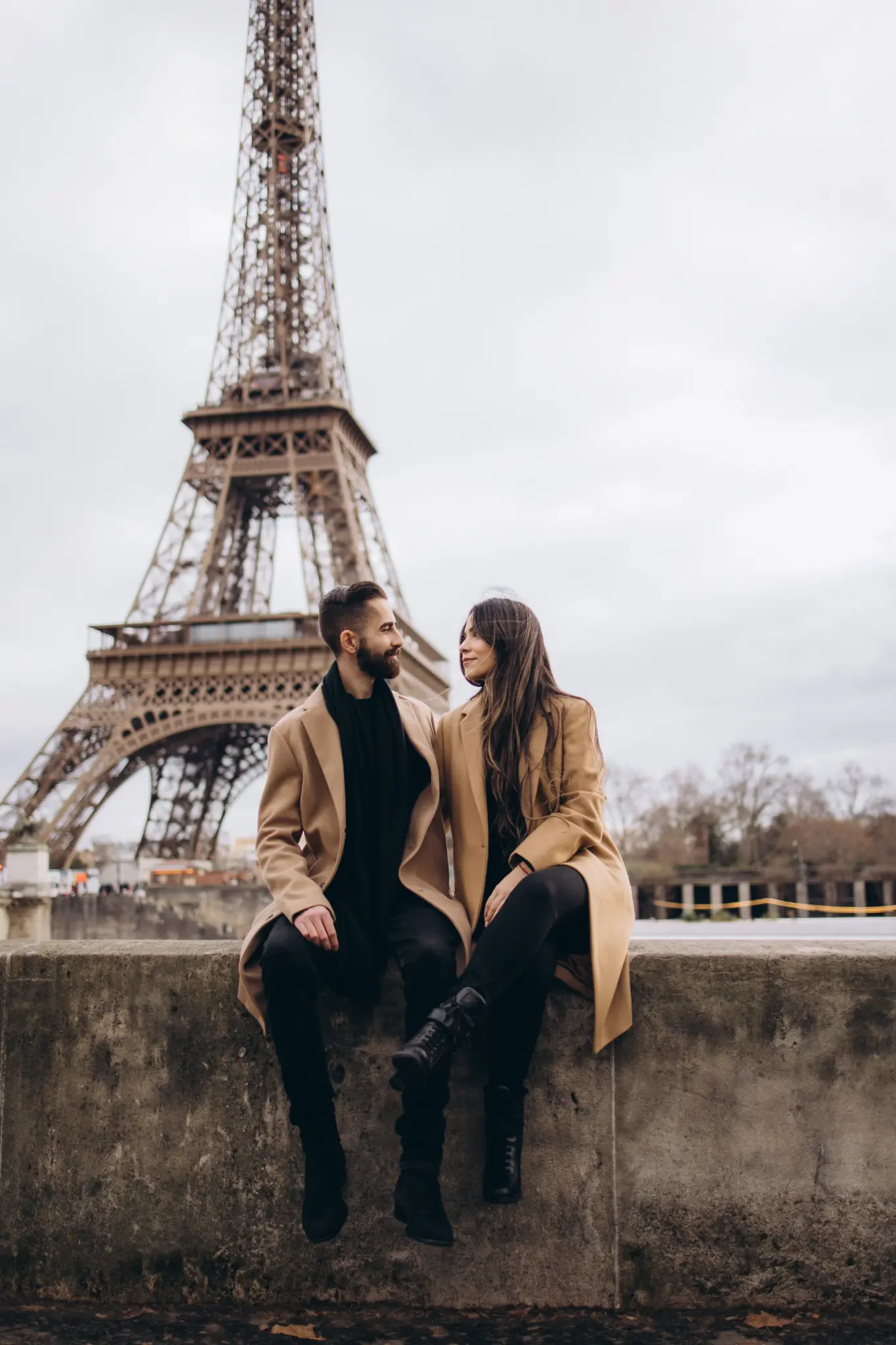 Couple sitting on the Trocadéro wall in front of the Eiffel Tower