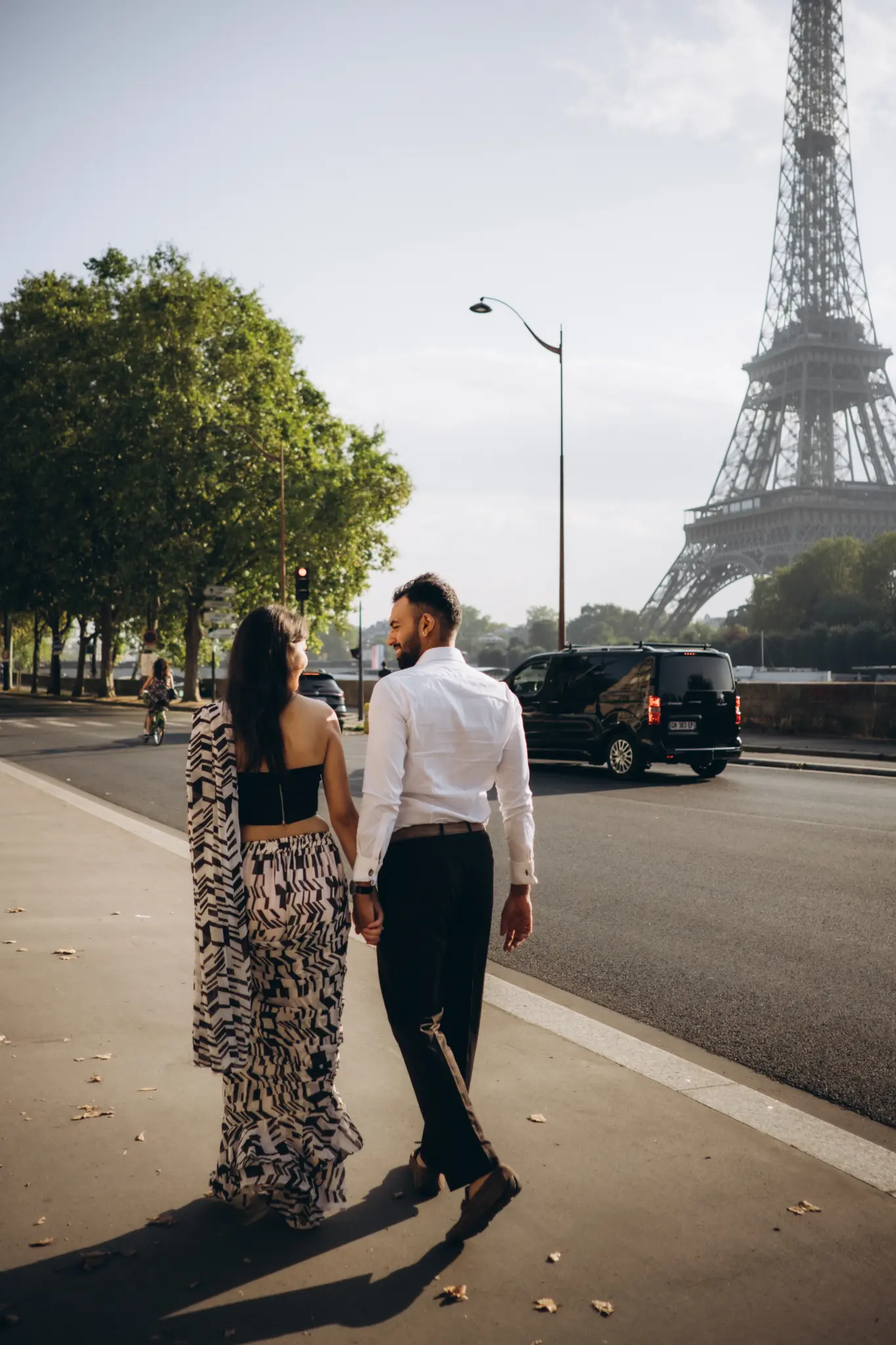 Couple on an avenue with the Eiffel Tower behind