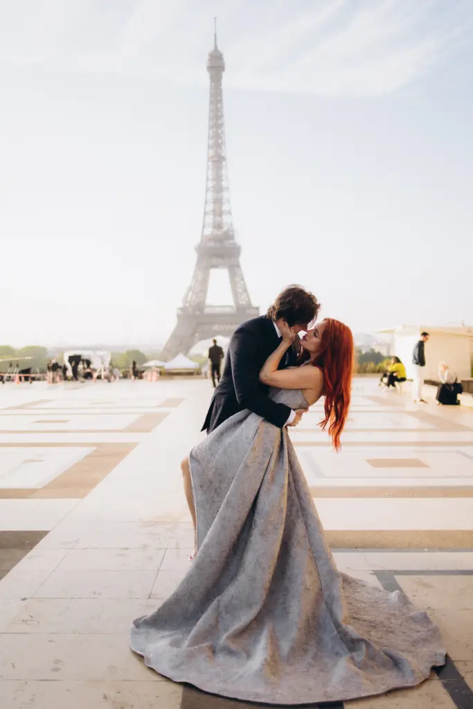 Kiss at Trocadéro, the silver gown spread on the stone, Eiffel Tower in the background