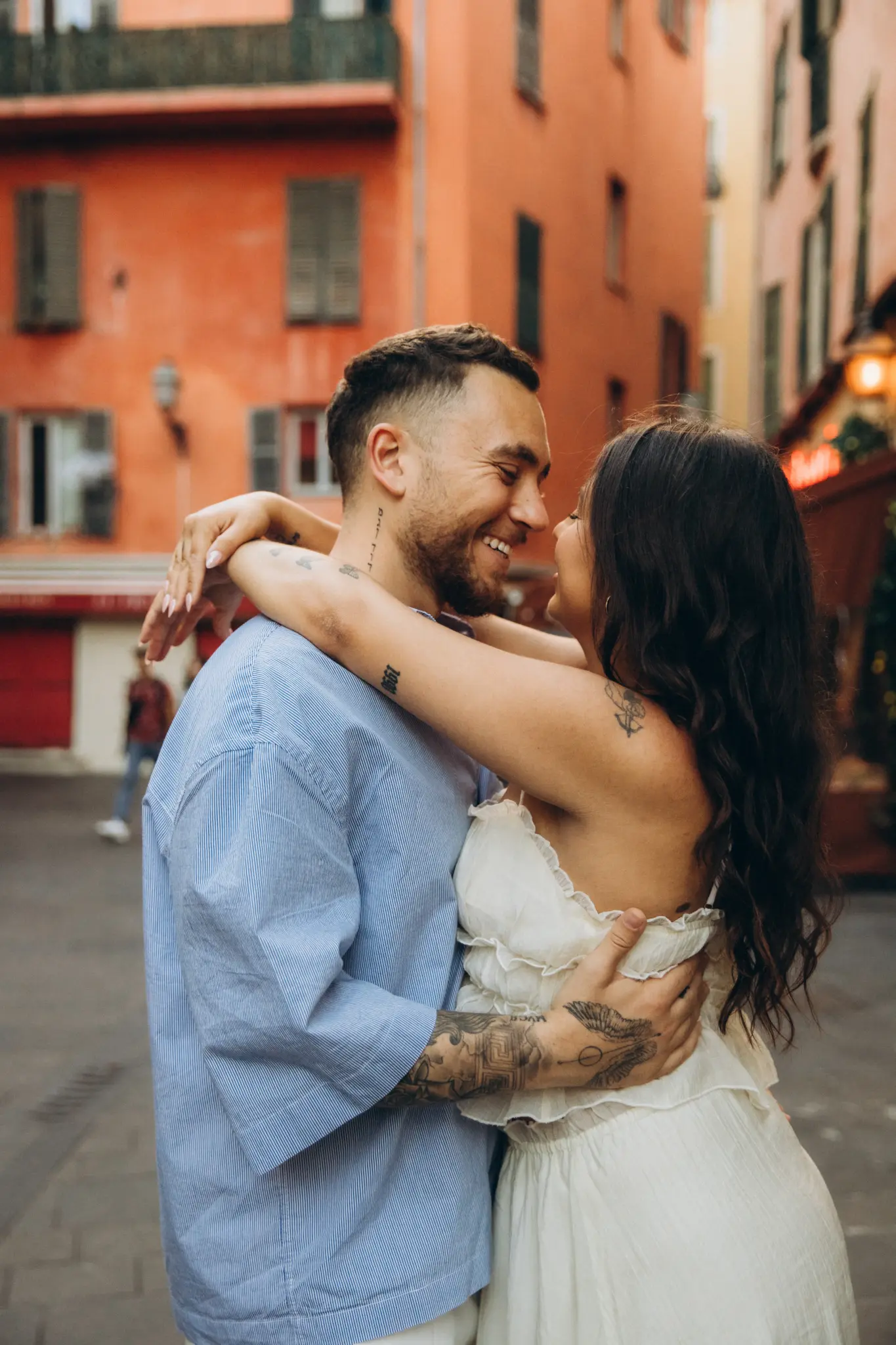 Couple embracing in front of colourful façades in Old Nice