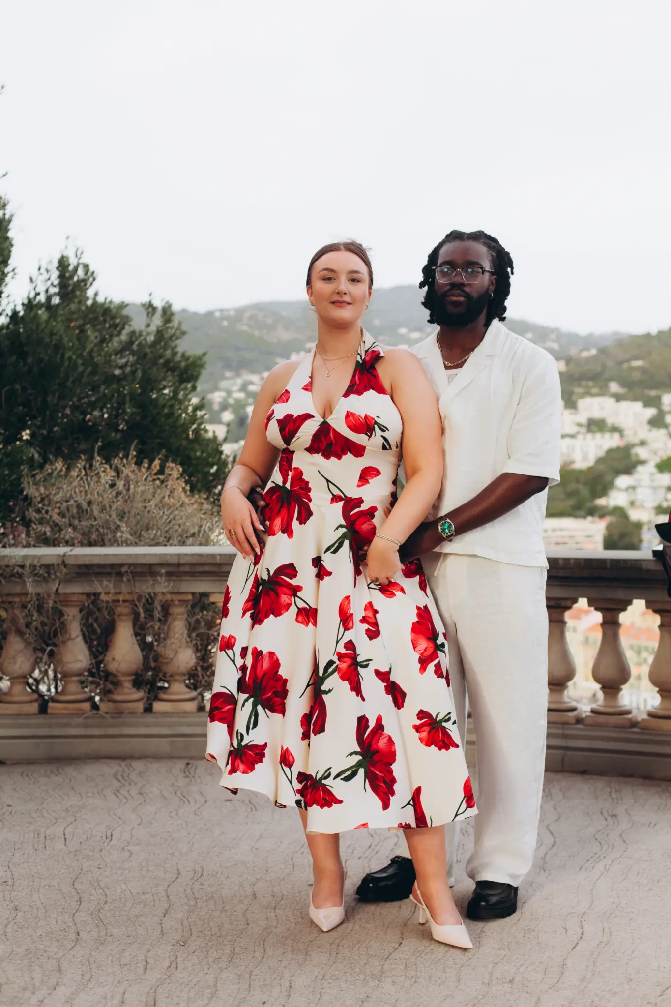 Couple at a stone balustrade above the rooftops of Nice